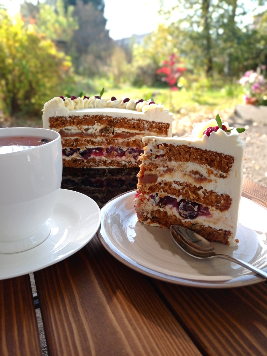 Доброе утро всем! Сегодня будем баловать вас тортиками в кусочках.
Кто давно ждал ) мы его сделали 😍 поистине осенний - морковный торт. Очень насыщенный, пряный с вишней и карамелью 😋
Кто знает, тот поймёт.
А кто ни разу не лакомился , приглашаем оценить . Не переживайте, морковь совсем не чувствуется)
Не бойтесь пробовать что-то новое, это всегда интересно😉
Так же в наличии - молочная девочка с кремом маскарпоне, 🍑 и 🍓
Все это можно добавить вкусным ароматным, натуральным ☕чаем.
Кстати у нас он есть на развес, идеально приобрести как президент или себе домой.
Сегодня вечером снова будет привоз кофе в зернах, по 250 гр.и по 1 кг. ( кто ждёт, приходите)
И большая коллекция пряников 😍( фото добавим)
--------
Шатки ул. Федеративная д13
С 9-00 до 20-00