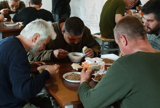    Военнослужащие ВСУ принимают пищу в пункте временного содержания украинских военнопленных