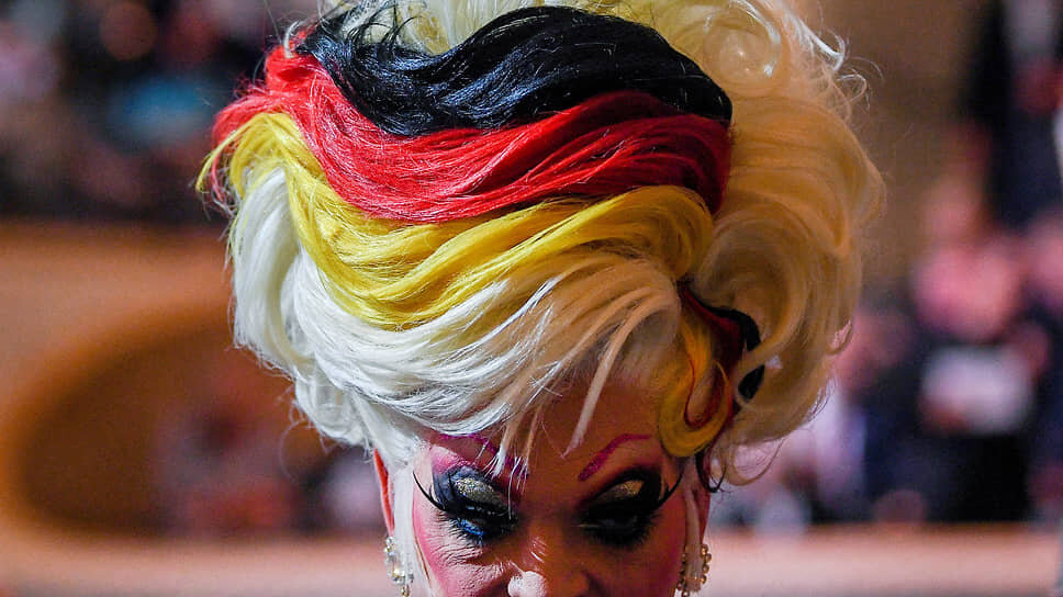    Гамбург, Германия. Участница церемонии по случаю празднования Дня германского единства в церкви Святого Михаила Reuters