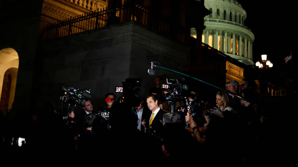    Вашингтон. Член Палаты представителей США Мэтт Гетц беседует с журналистами после подачи прошения об отставке Кевина Маккарти с поста спикера Jonathan Ernst /Reuters