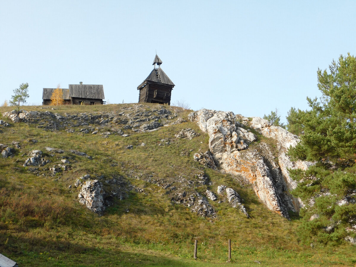 Декорации "Угрюм-реки" в деревне Каменка на скале над Чусовой. Фото автора.