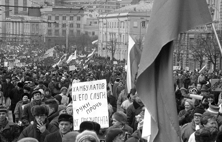 ПО СУЩЕСТВУЮЩИМ ТОГДА ЗАКОНАМ ДЕЙСТВИЯ ЕЛЬЦИНА И ЕСТЬ НАСТОЯЩИЙ ГОСПЕРЕВОРОТ. НО, К СОЖАЛЕНИЮ, ЛЮДИ ЭТОГО НЕ ПОНЯЛИ. ФОТО: ФОТО: ANTON KAVASHKIN/GLОBALLООKPRЕSS