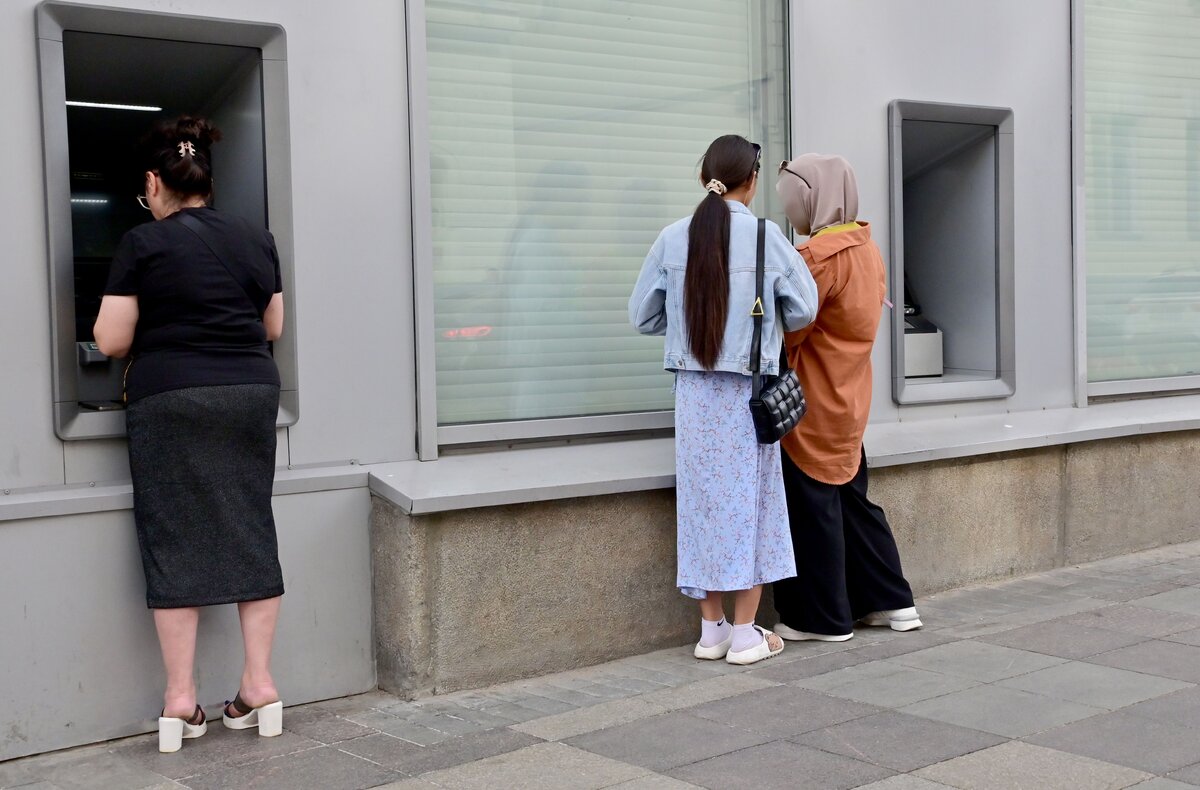 СЛЕДУЕТ С ОСТОРОЖНОСТЬЮ ОТНОСИТЬСЯ К НЕЗНАКОМЫМ ЛЮДЯМ У БАНКОМАТА. ФОТО: VLADIMIR BARANOV/GLOBALLOOKPRESS