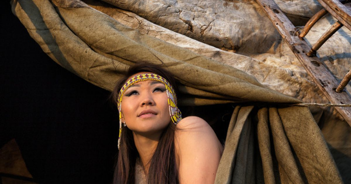 Жена чукчи видео. Чукотские девушки. Северные народы чукотки. Чукчи эвенки. Жена чукчи видео.