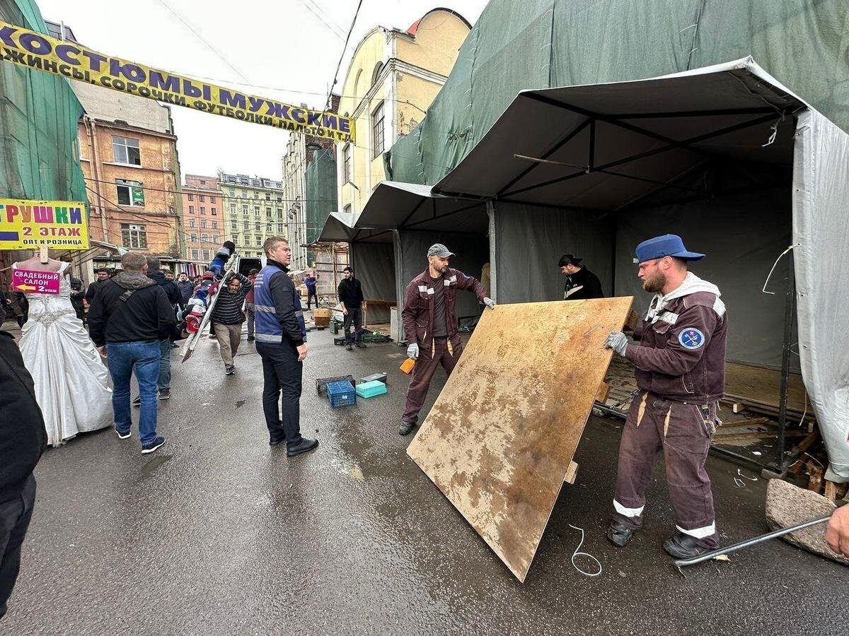 Демонтаж торговых точек в Апраксином дворе. Фото: пресс-служба ККИ