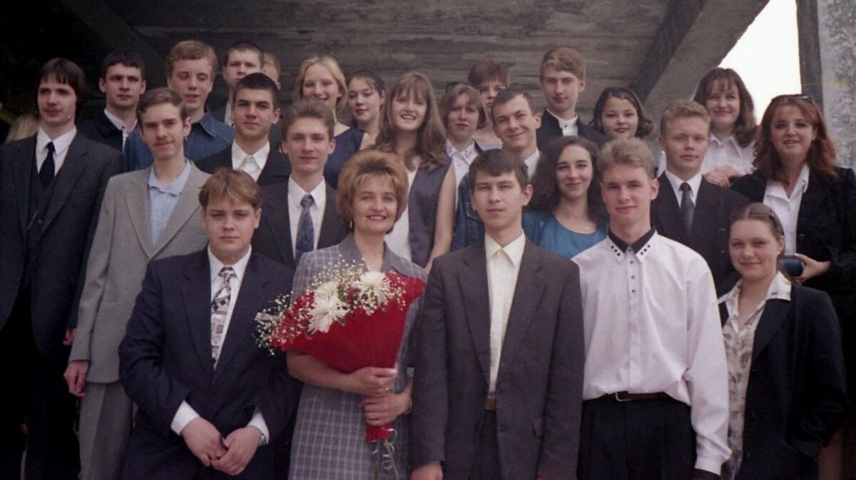 Галина Александровна и ее выпускники, 1998 год