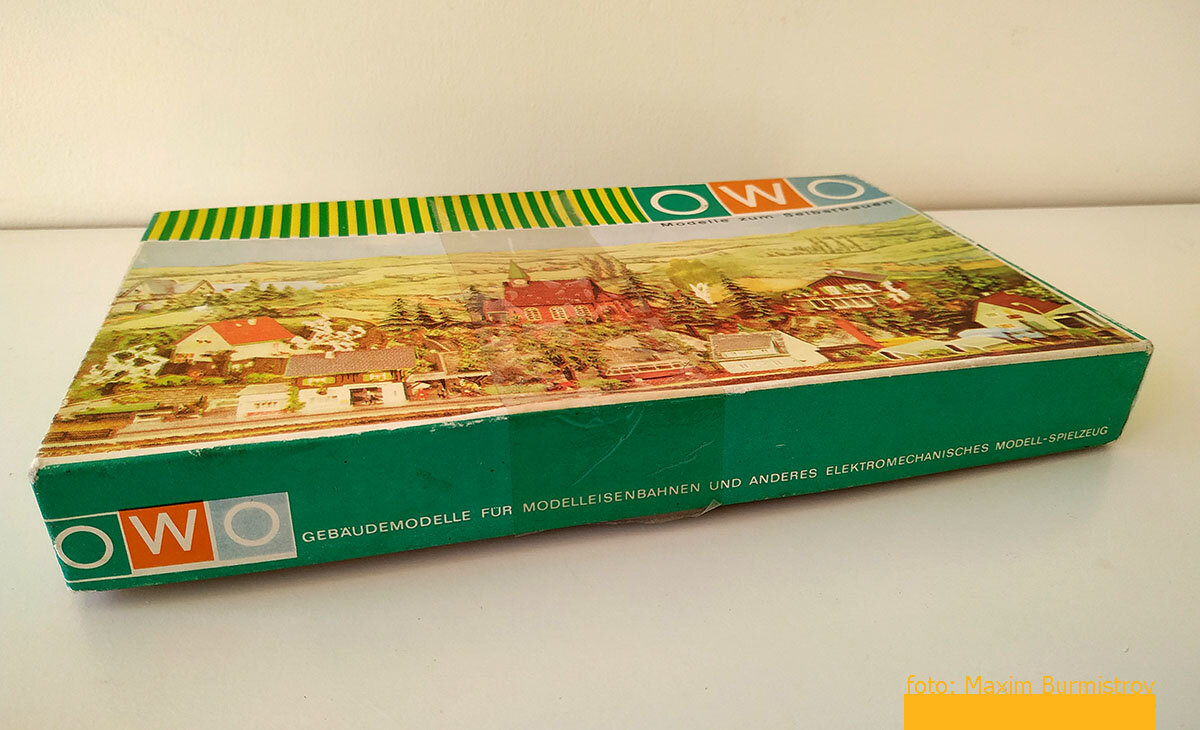 Одна из боковых сторон стандартна и не несет информации о содержимом.