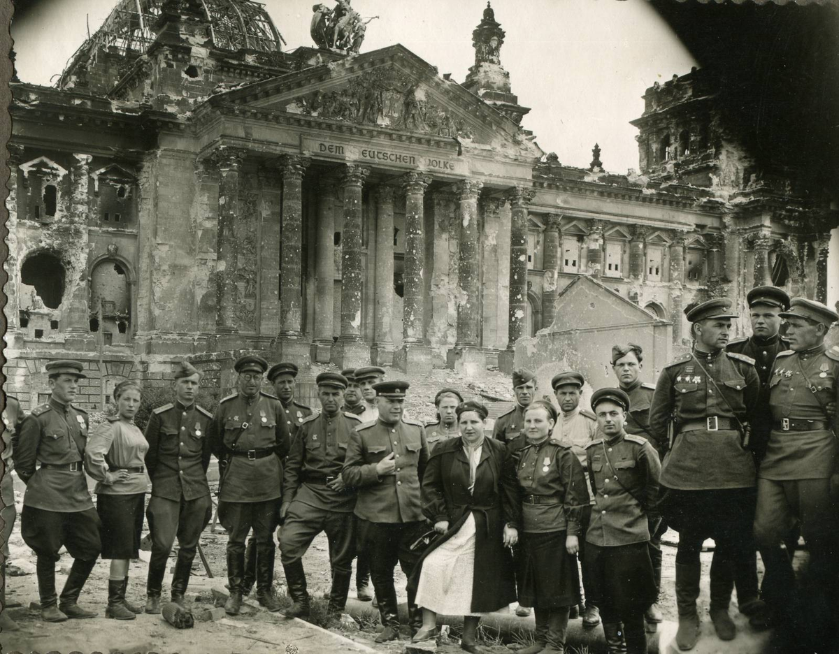 Год вступления в берлин. Германия Рейхстаг 1945. Взятие Берлина 1945. Солдаты у Рейхстага 1945. Берлин 1945 год рейчстаг.