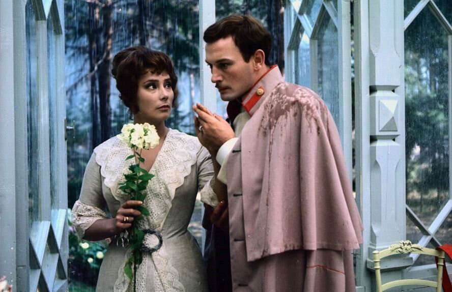 Кадр из фильма «Анна Каренина», 1967 год. Вронский на свидании с Анной в день скачек.