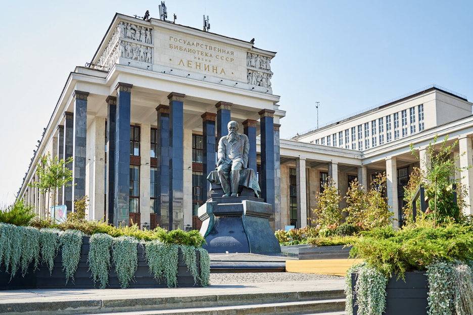 При входе в библиотеку египетского фараона Рамзеса II висела табличка: «Лекарство для души». Так еще в далекие времена понимали значение книги.