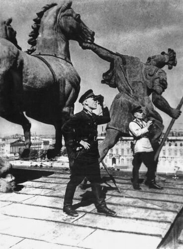 Милиционеры ведут наблюдение за небом Ленинграда, июнь 1941📷
