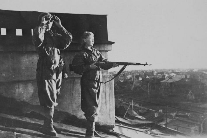 Вышковый наблюдательный пункт на одной из ленинградских крыш📷
