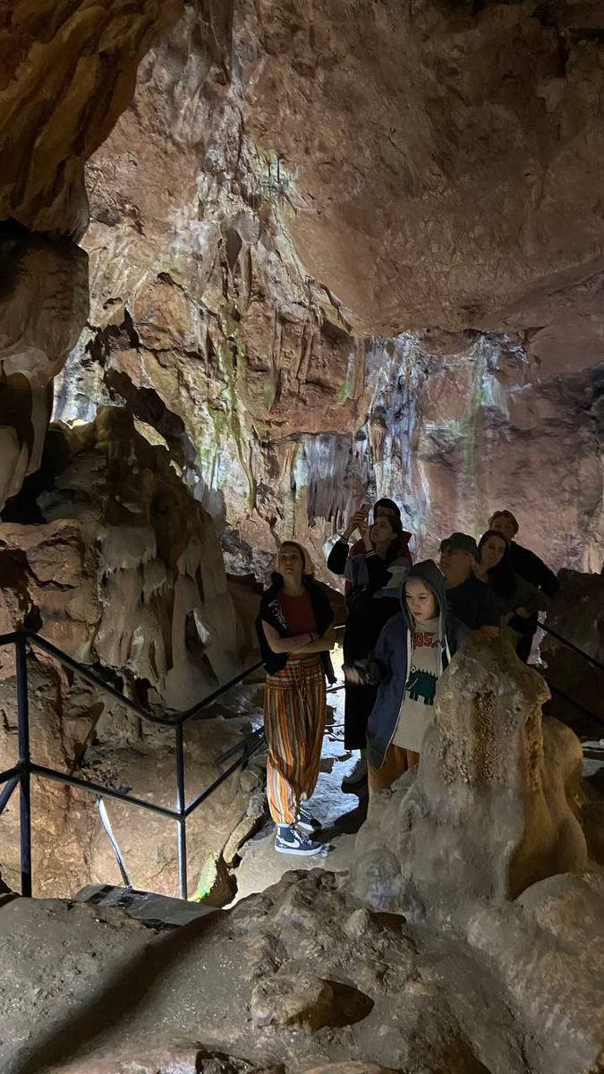 Участники архитектурной экспедиции на экскурсии по Скельской пещере