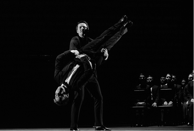 Сцена из спектакля «Место есть лишь в тишине». Глава II «Как возникает звук» - ничто не может помешать человеку читать лекцию о звуке. Фото с официального сайта Альметьевского драматического театра.