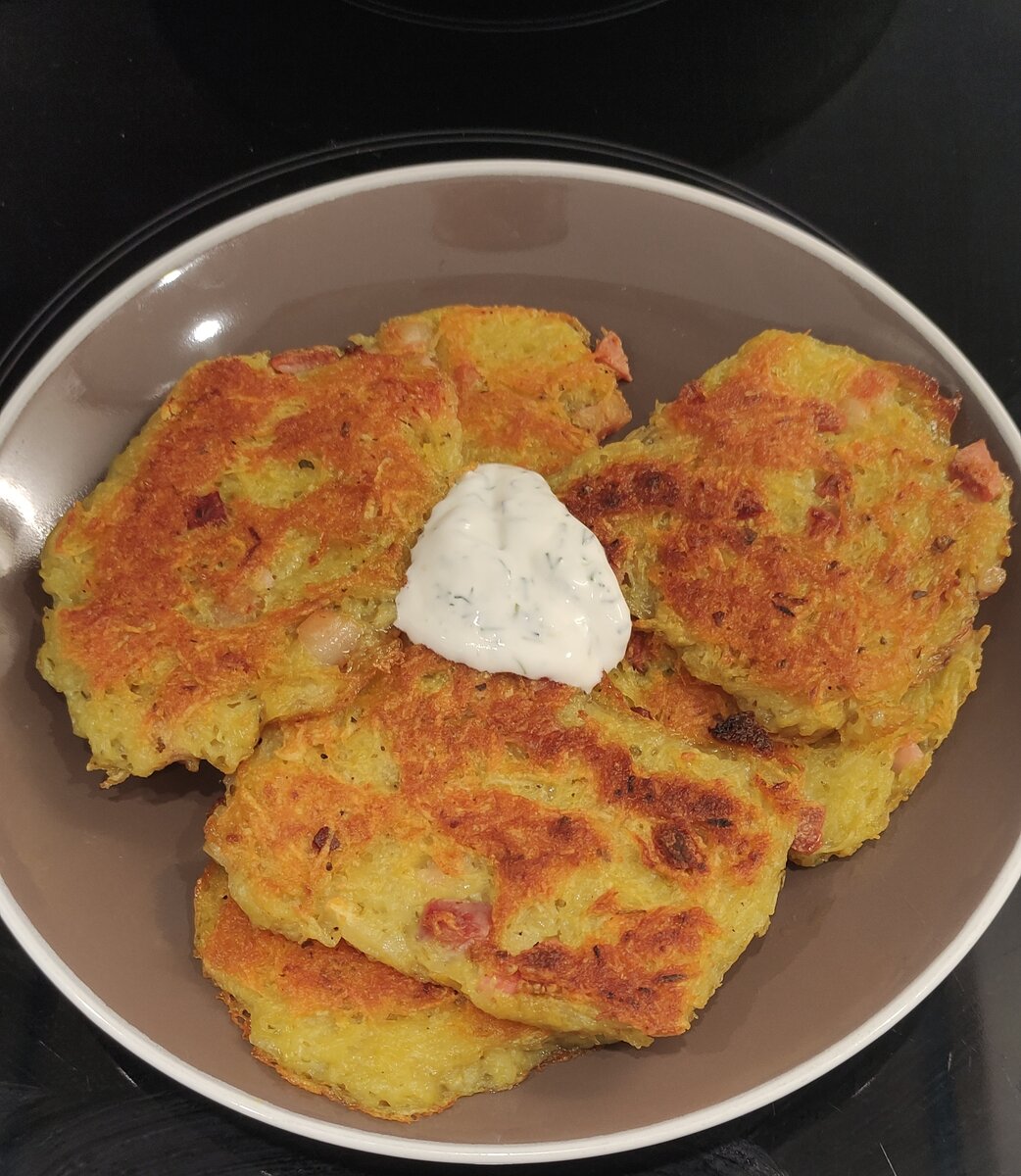 Сметана с зеленью идеально дополняет это блюдо. 