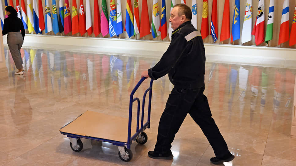 Фото: Анатолий Жданов / Коммерсантъ📷Заполнение всех вакансий в Совете федерации, образовавшихся по итогам сентябрьских выборов, должно закончиться в ближайшие две недели