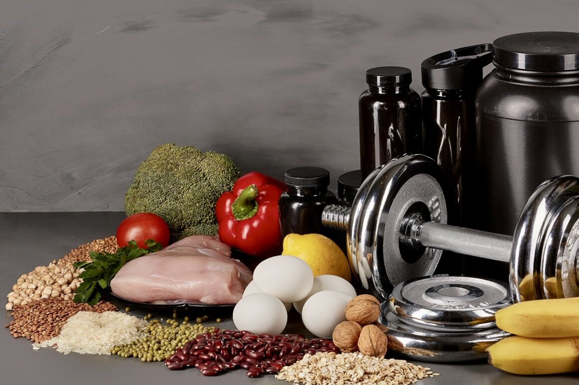 Привильное питание является ключевым компонентом при достижении целей в наборе мышц и похудении. Здоровое питание помогает поддерживать оптимальный вес тела, укрепляет мышцы, улучшает общую физическую форму и способствует достижению желаемого результата.

Для набора мышц необходимо увеличить потребление калорий в качестве топлива для роста и восстановления мышц. Однако важно выбирать правильные продукты, чтобы обеспечить организм всеми необходимыми питательными веществами.

Вот некоторые основные принципы питания для набора мышц:

1. Потребление достаточного количества белка: Белок является основным элементом строительства и восстановления мышц. Оптимальным количеством белка для спортсменов считаются около 1.4-2 грамма белка на килограмм массы тела. Белковые источники могут включать куриную грудку, индейку, рыбу, яйца, молочные продукты, бобы и соевые продукты.

2. Выбор сложных углеводов: Углеводы - источник энергии для тренировок и вспомогательные вещества для восстановления мышц. Рекомендуется употреблять сложные углеводы, такие как овощи, фрукты, цельнозерновые продукты (хлеб, крупы, рис, макароны), которые содержат витамины, минералы и пищевые волокна.

3. Здоровые жиры: Некоторые жиры необходимы для правильного функционирования организма и синтеза гормонов. Оливковое масло, орехи, авокадо и рыбий жир содержат полезные ненасыщенные жиры, которые могут помочь вам достичь желаемого результата.

4. Умеренное потребление калорий: Начинать с небольшого дефицита калорий (от 200 до 500 ккал в сутки) для постепенного и здорового снижения веса. Умеренный дефицит поможет сжигать жир, сохраняя мышечную массу.

5. Частые приемы пищи: Разделите ежедневное потребление пищи на 5-6 небольших приемов пищи через каждые 3-4 часа. Это поможет поддерживать уровень энергии и стимулировать обмен веществ.

6. Гидратация: Постарайтесь пить достаточное количество воды (объем зависит от вашего веса и уровня активности), чтобы улучшить общую физическую форму и обмен веществ.

Важно помнить, что каждый организм индивидуален, и оптимальное питание может различаться в зависимости от целей и физической активности. Рекомендуется обратиться к специалисту по питанию или тренеру для составления индивидуального плана питания, учитывающего ваши нужды и особенности.