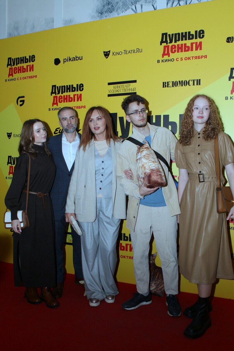    Вместе с Еленой на премьеру пришли ее муж, адвокат Алексей Куликов, и их дети от предыдущих браков. Борис КУДРЯВОВ