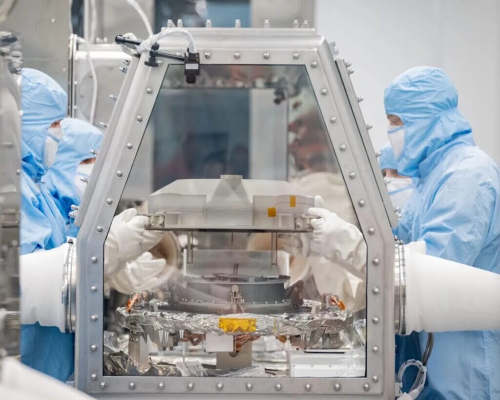 Специалисты NASA делают первые шаги по извлечению образцов в лабораторных условиях / © NASA