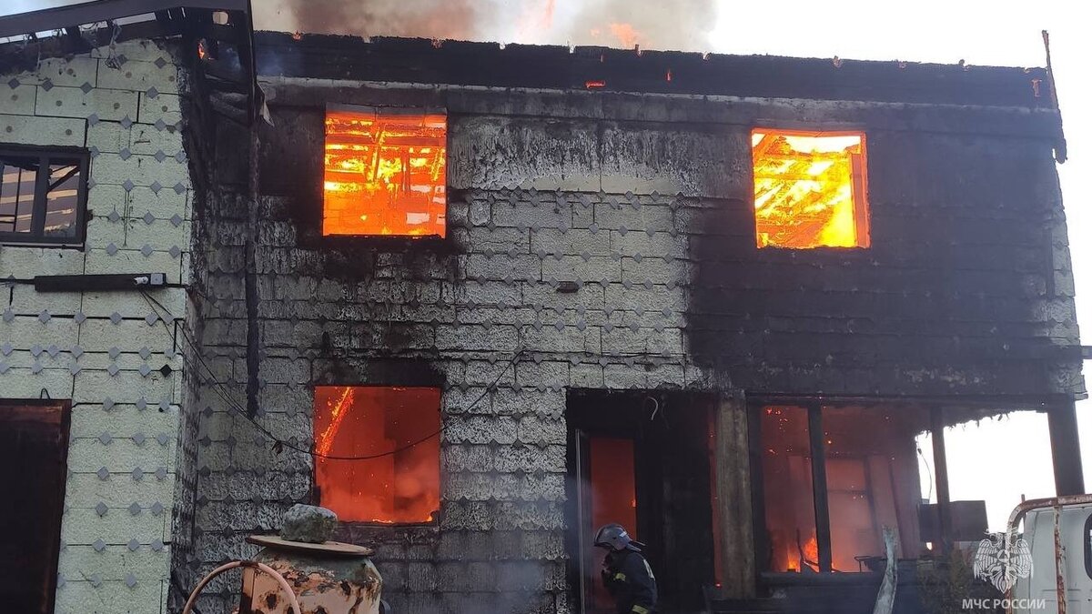     Масштабный пожар в одном из частных домов в Находке наконец удалось локализовать и потушить открытое горение. Он произошёл во время строительства указанного дома.