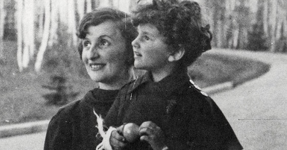 Евгения Ежова с дочкой 