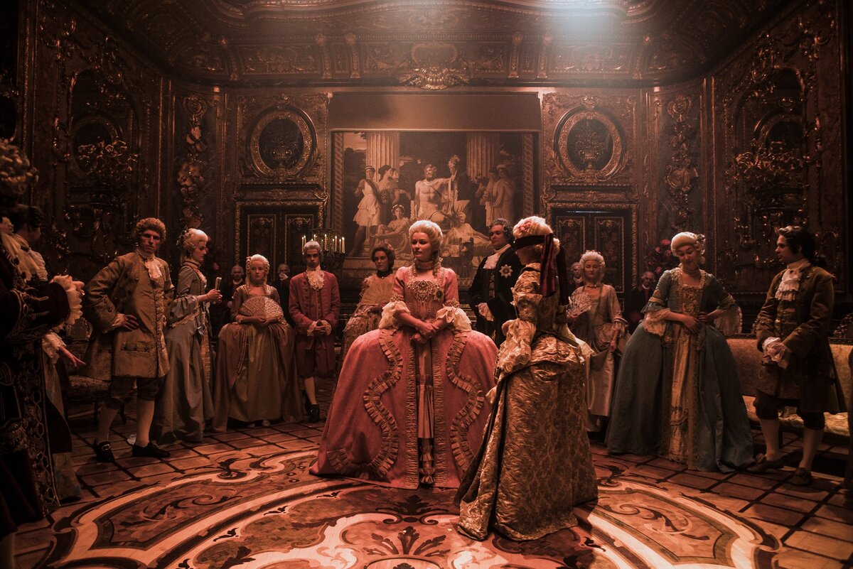 Сцена, где Иоганн Герман Лесток должен был приманивать к себе девушку звоном колокольчика, а позже возмутился тем, что за ним появилась слежка.