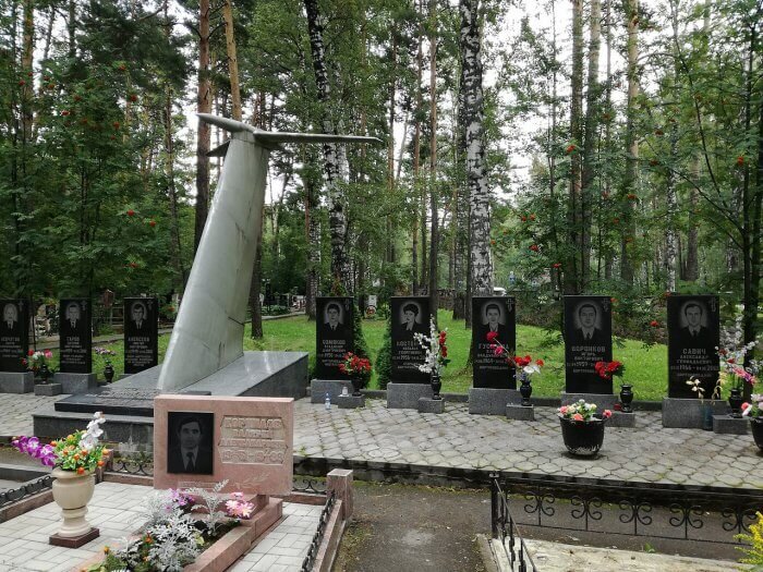 Мемориал погибшему экипажу на Заельцовском кладбище Новосибирска. Фото wikipedia.org