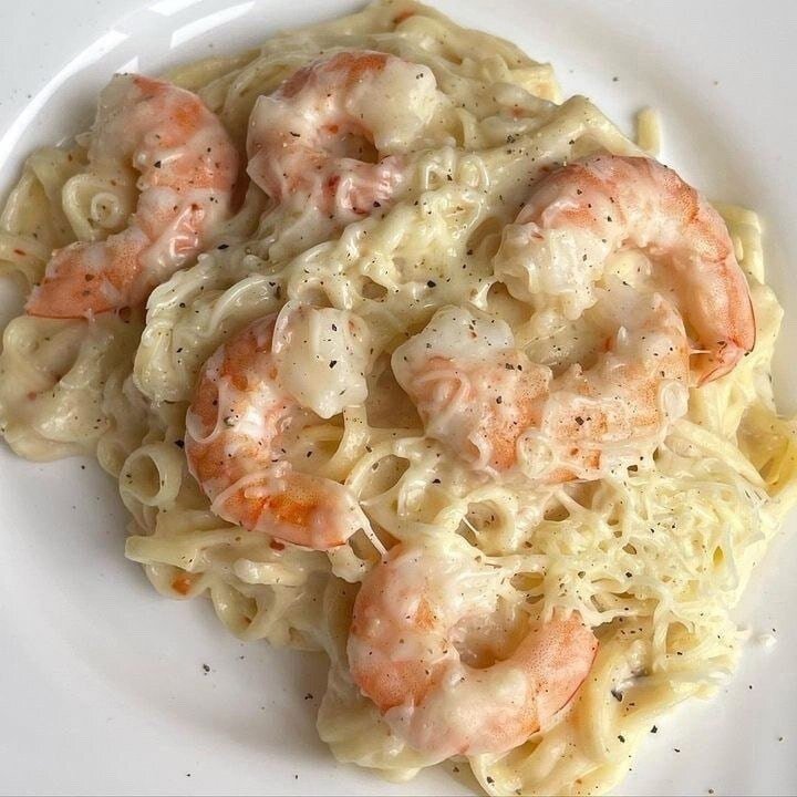 макароны ~ 60 гсливочное масло ~10 гмука (я взяла рисовую) - 1 ст.лмолоко - 100 млсыр ~40 гкреветки⠀креветки отварить в подсоленной воде (минуты 2-3). макароны сварить.⠀сливочное масло растопить, добавить муку, хорошо смешать лопаткой.влить молоко и опять хорошо смешать, чтобы не было комков.если «соус» получается слишком густым, добавьте немного воды, чтобы «соус» был более жидким, добавьте специи и готовые креветки.добавьте готовые макароны.