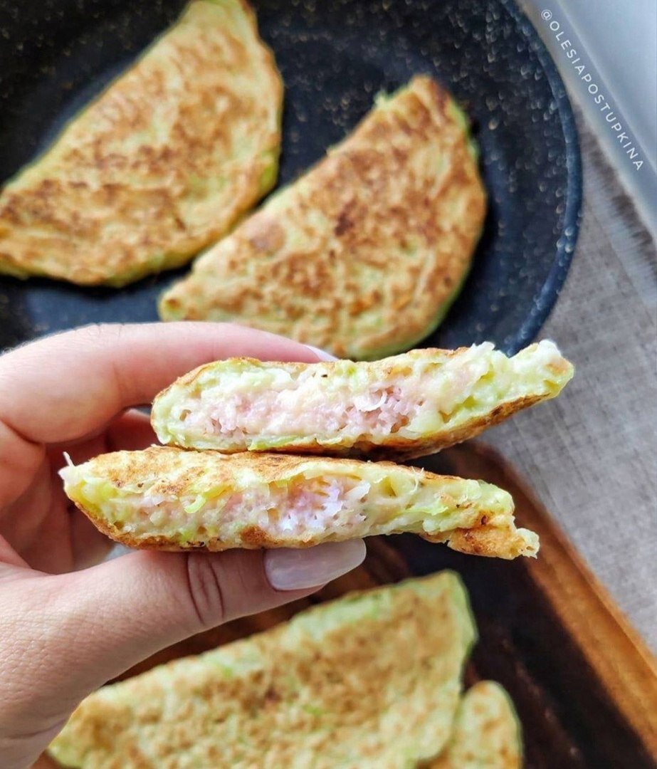 Ингредиенты:▫️500г кабачка (без кожи и семян)▫️100г муки▫️1 яйцо▫️зубчик чеснока▫️пару перышек зеленого лука▫️100г ветчины из индейки▫️60г сыра (Российский)▫️соль, перец⠀Приготовление:▫️Кабачки натереть на терке, посолить, оставить на 5 минут, потом отжать.▫️Добавить к кабачкам муку, яйцо, соль, перец, перемешать - получится тесто как на оладьи.▫️Сыр, ветчину, чеснок натереть на мелкой терке, добавить мелко нарезанный лук, перемешать, получится начинка.▫️2 столовые ложки теста выкладываем на прогретую сковороду, формируем лепешку, ждем, когда верх схватится, выкладываем на половинку начинку, накрываем второй половинкой, края прижимаем лопаткой, они слипнутся, жарим с 2 сторон до румяной корочки.