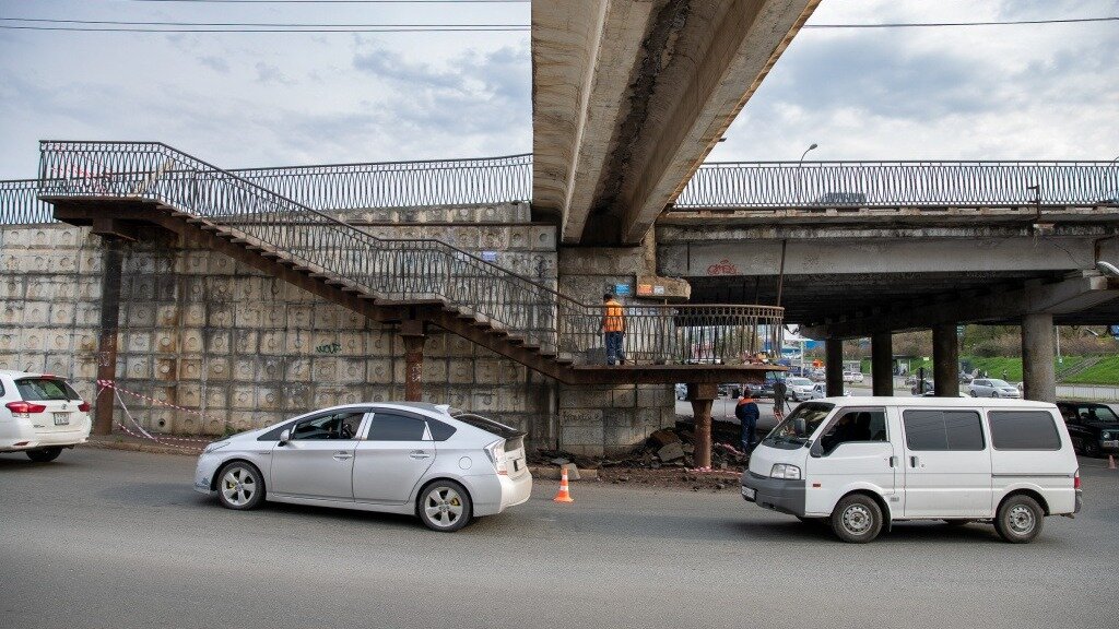     Во Владивостоке стартовал ремонт перехода на транспортной развязке в районе площади Баляева. Теперь пешеходы будут переходить дорогу по тротуару.