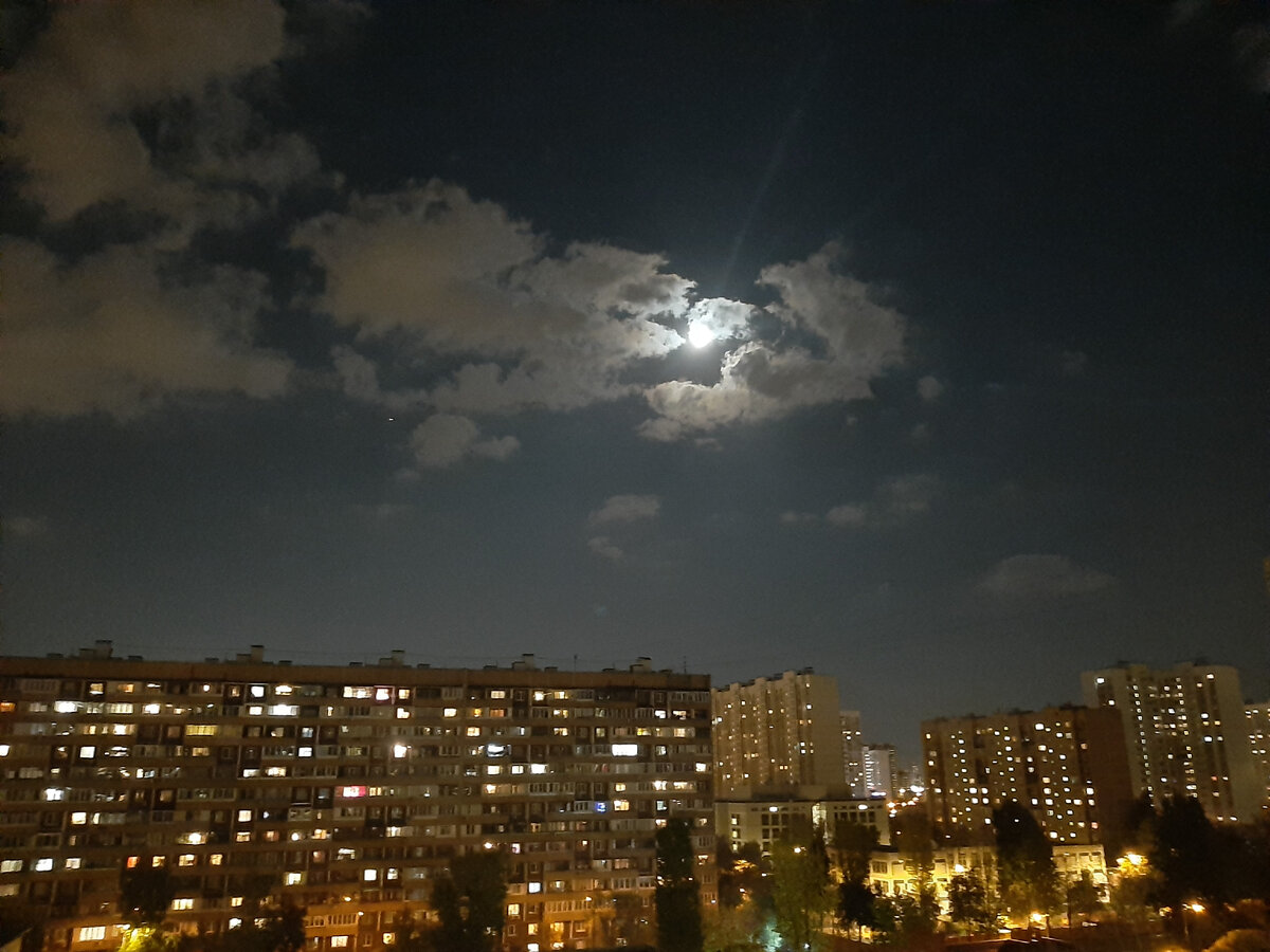 Красиво и загадочно ... как загадки человеческой психики... )) А где-то между домов наш детский сад) его даже видно на фото