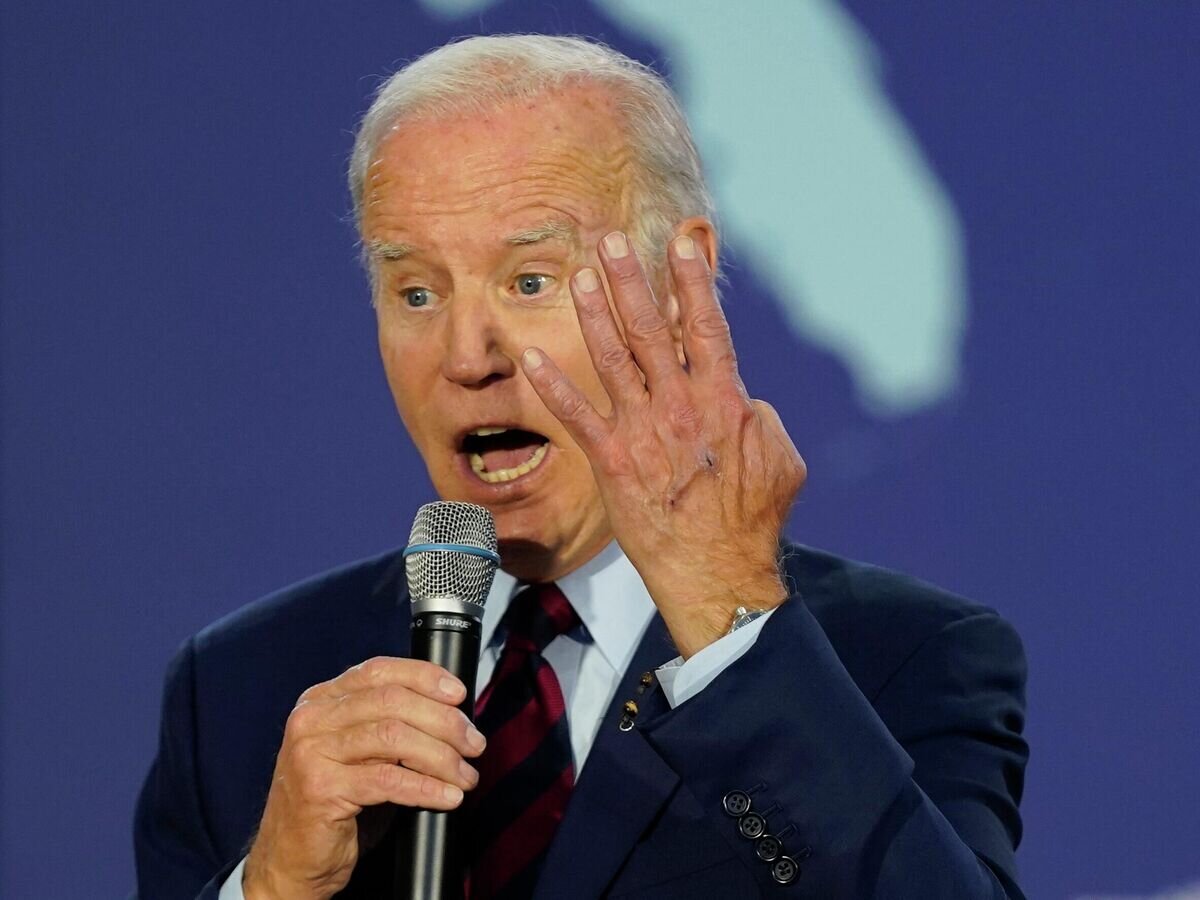    Президент США Джо Байден во время публичного выступления в городе Халландейл Бич, Флорида© AP Photo / Evan Vucci