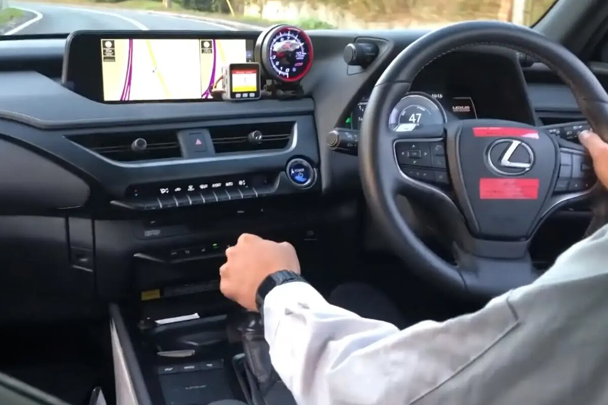     "Да ладно!" Зачем Toyota встраивает в электромобили коробку-механику