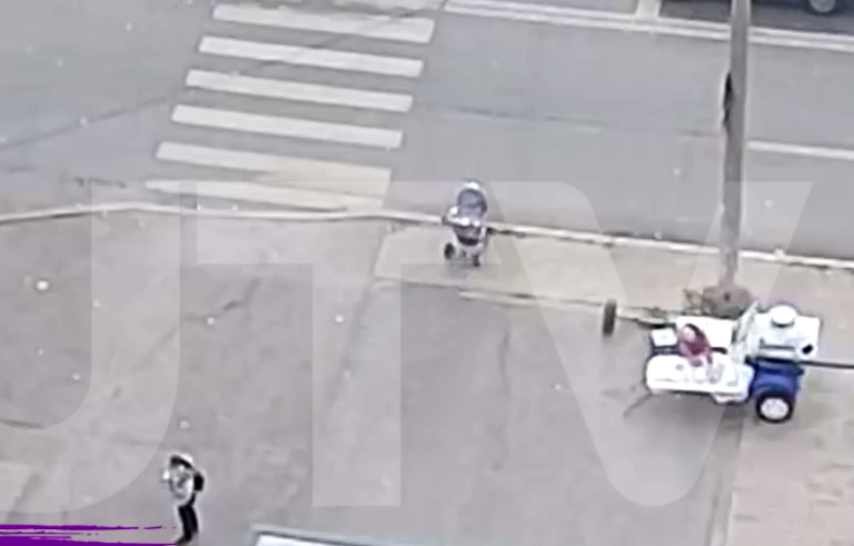    Жуткие кадры. Коляска с младенцем в Уфе выкатилась на трассу и опрокинулась Белов Михаил Александрович