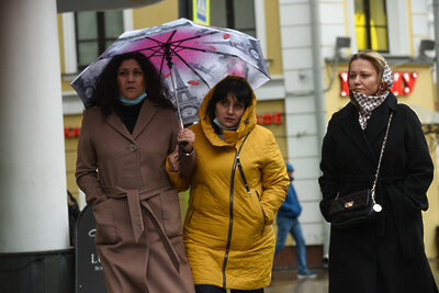    Женщины без маски под зонтом осенью в Москве ©Пелагия Тихонова РИАМО