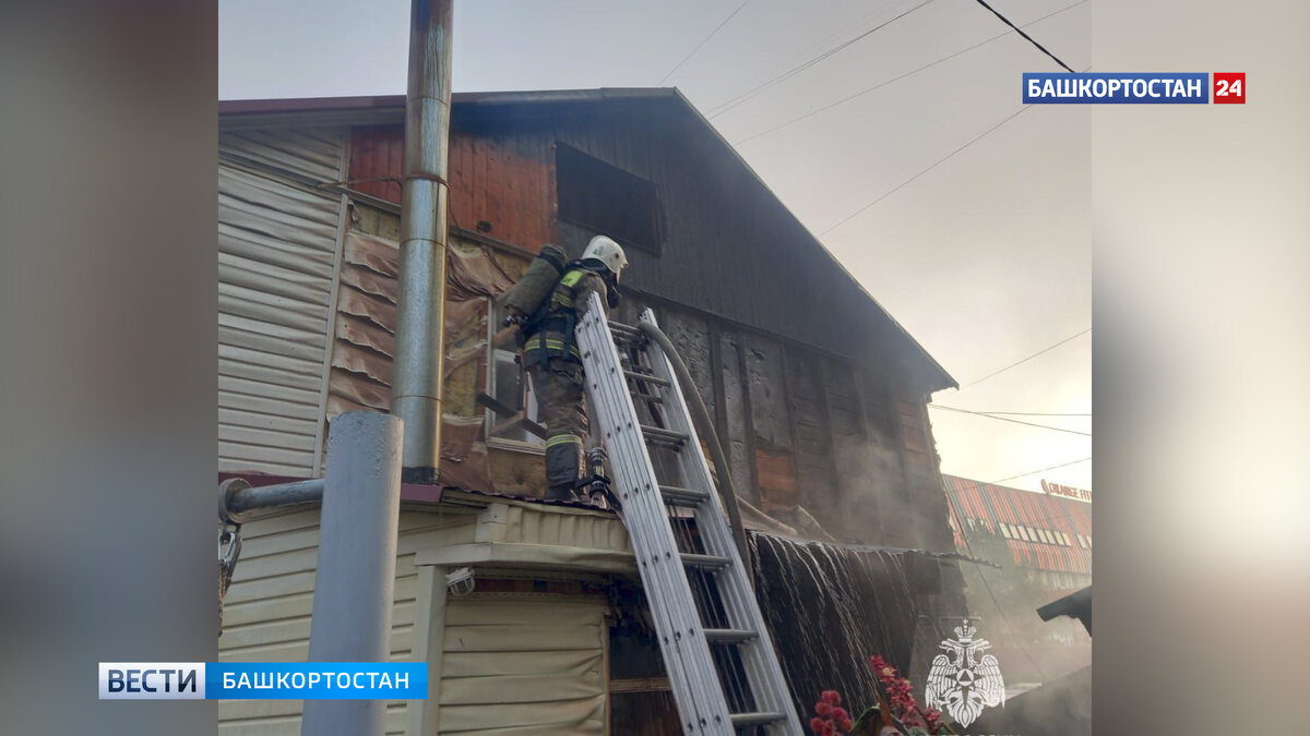 В Уфе сгорел гараж с двумя машинами: пожарные работают на месте |  Башкортостан 24 | Дзен