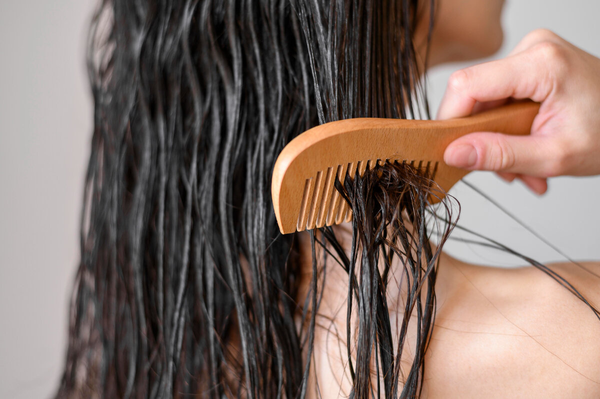 Волосы какое число. Расчесывание мокрых волос. Расчесывать мокрые волосы. Волосы лохматые и после расчесывания. Расчесываеия мокоых ВОЛС фото.