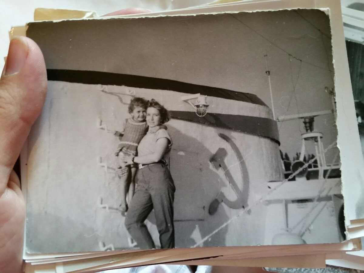 Мы с мамой на теплоходе в те года. Ее не стало в 1997-м, а папа переехал в Екатеринбург и сейчас живет там