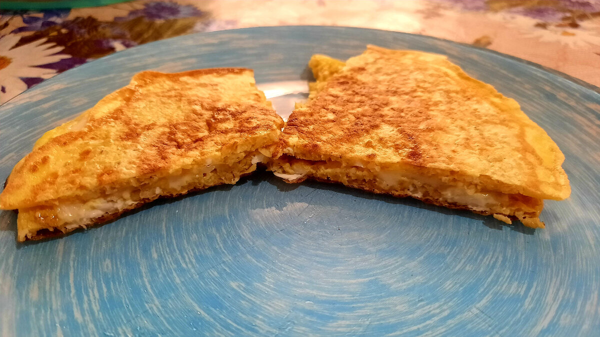 Овсяноблин себе на завтрак делала (дети поели раньше, гренки им делала), какой-то он у меня слишком пышный получился, наверное из-за яиц 