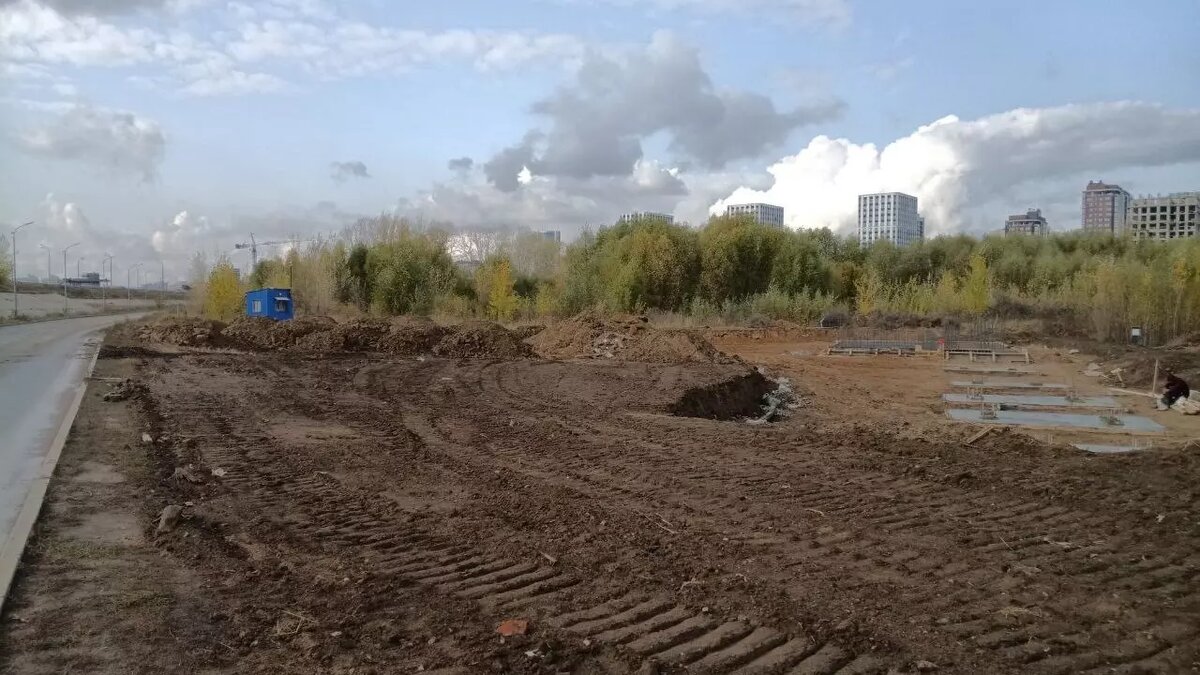     На берегу Казанки под мостом Миллениум заметили еще одну стройку. На этот раз работы ведутся у Дворца единоборств. Об этом в своих соцсетях сообщил член всероссийского общества охраны природы Тимур Ескараев.