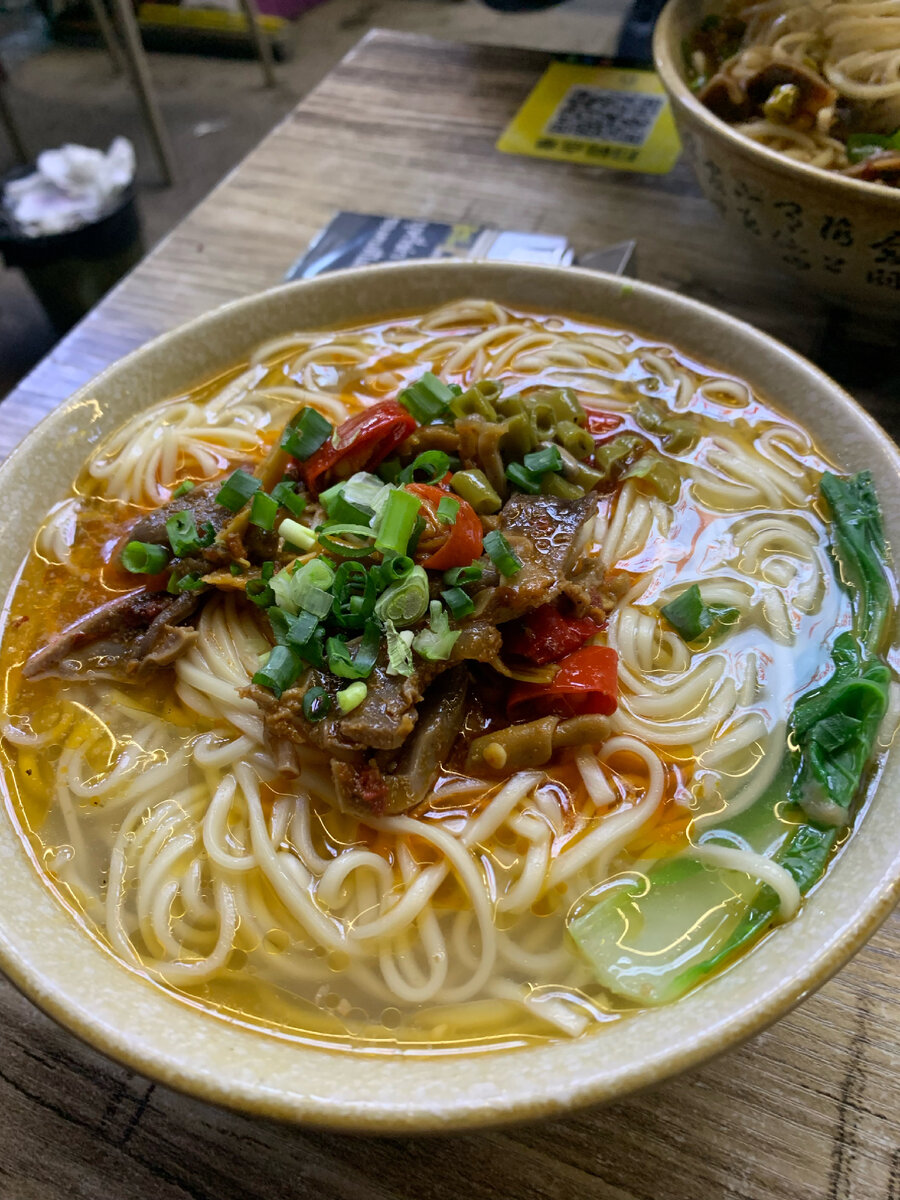 самая не острая лапша, которую я нашла в первые дни. Тут рисовая лапша, капуста, красный перец, лук, обрезки чего то, хз чего.