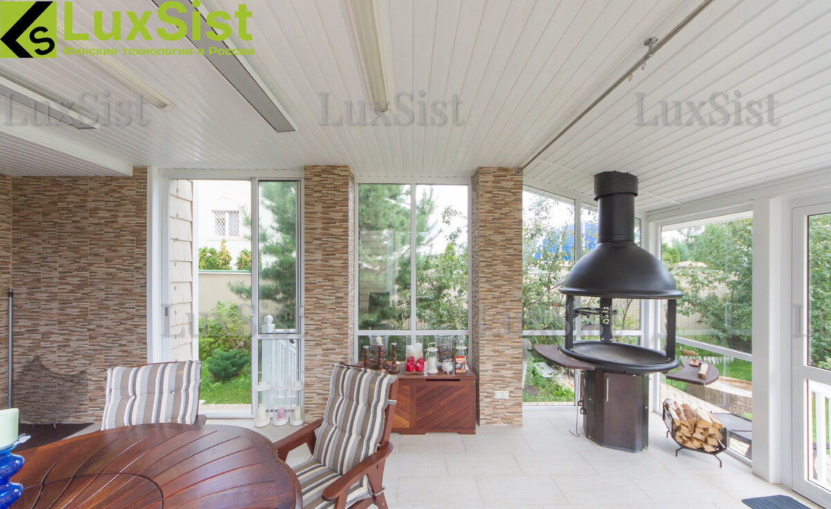 Раздвижное остекление на террасе. Вид изнутри.