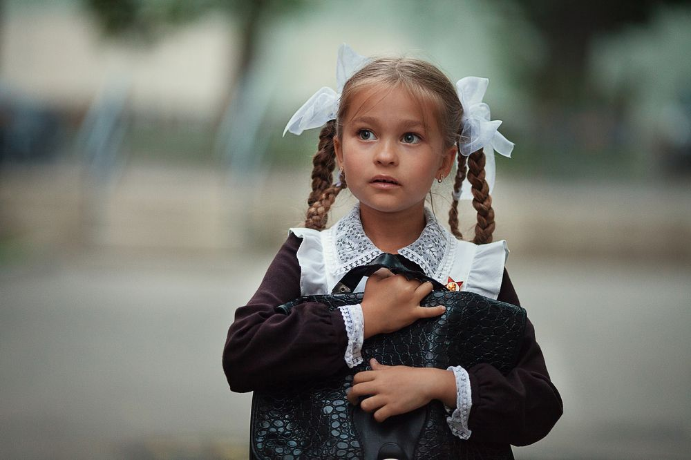 Красивые первоклашки. Девочка с бантом. Современные первоклашки. Фотосессия первоклассника. Настя пошла в школу