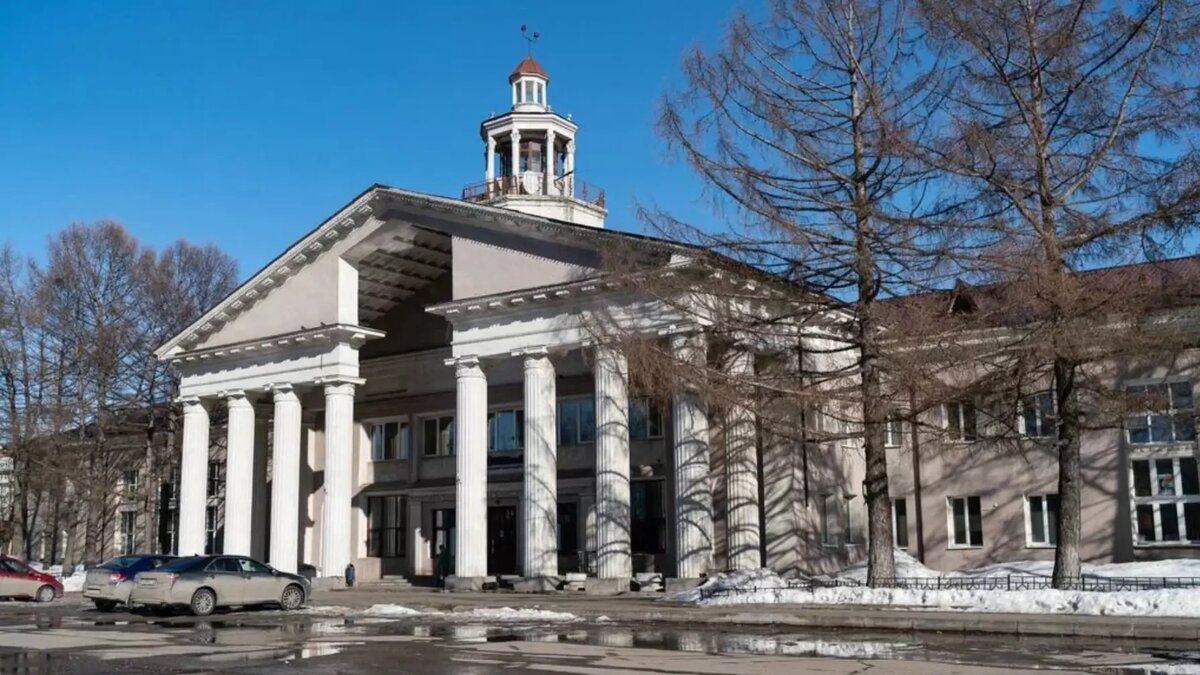     В Казани отреставрируют здание аэровокзала, который находится на улице Патриса Лумумбы, 47а. Проект работ над памятником архитектуры 1954 года постройки заказало АО «Татнефтепроводстрой». Об этом сообщается на сайте комитета РТ по охране объектов культурного наследия.