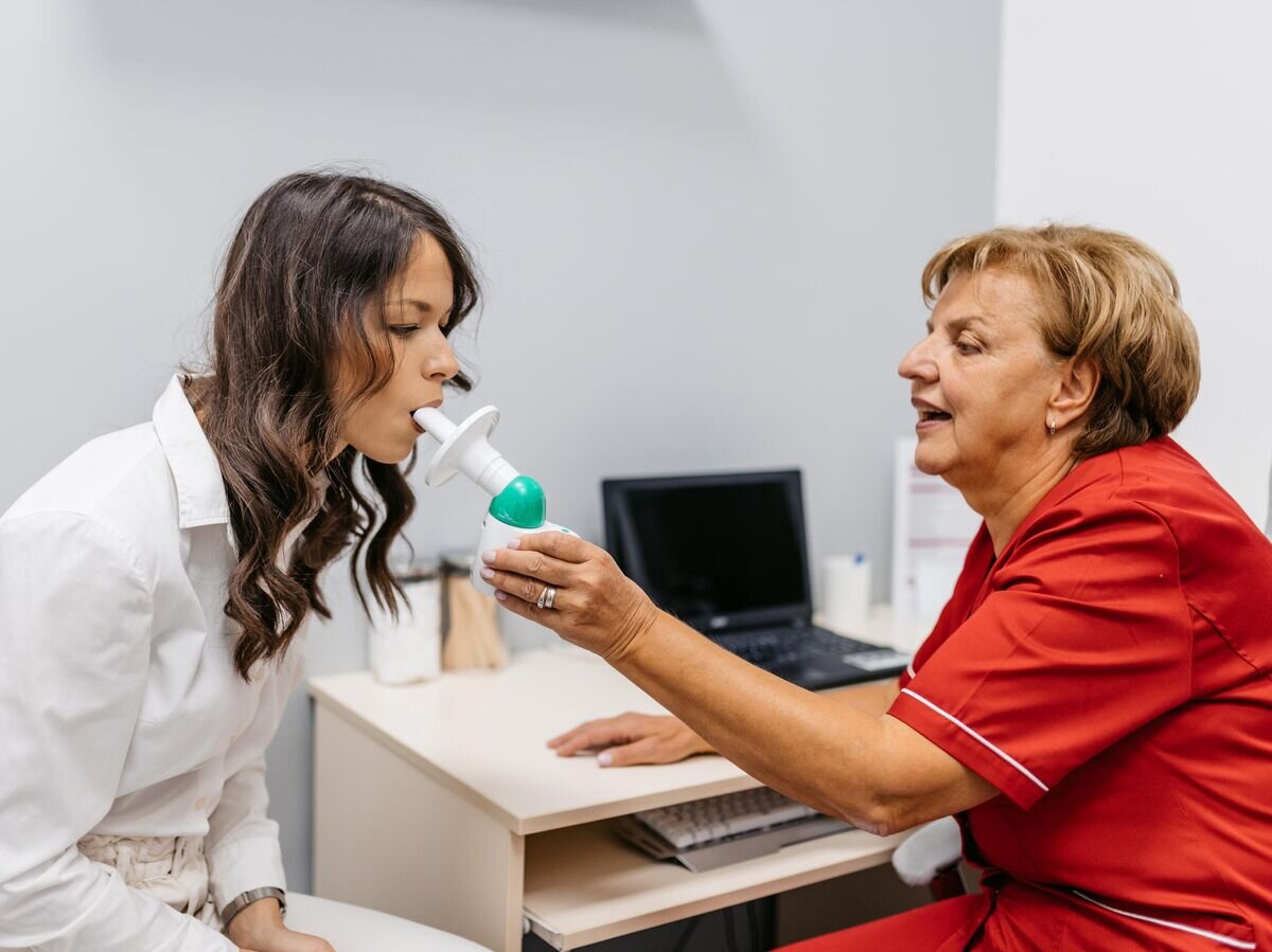    Девушка проходит тестирование функции легких в медицинской клинике© iStock.com / urbazon