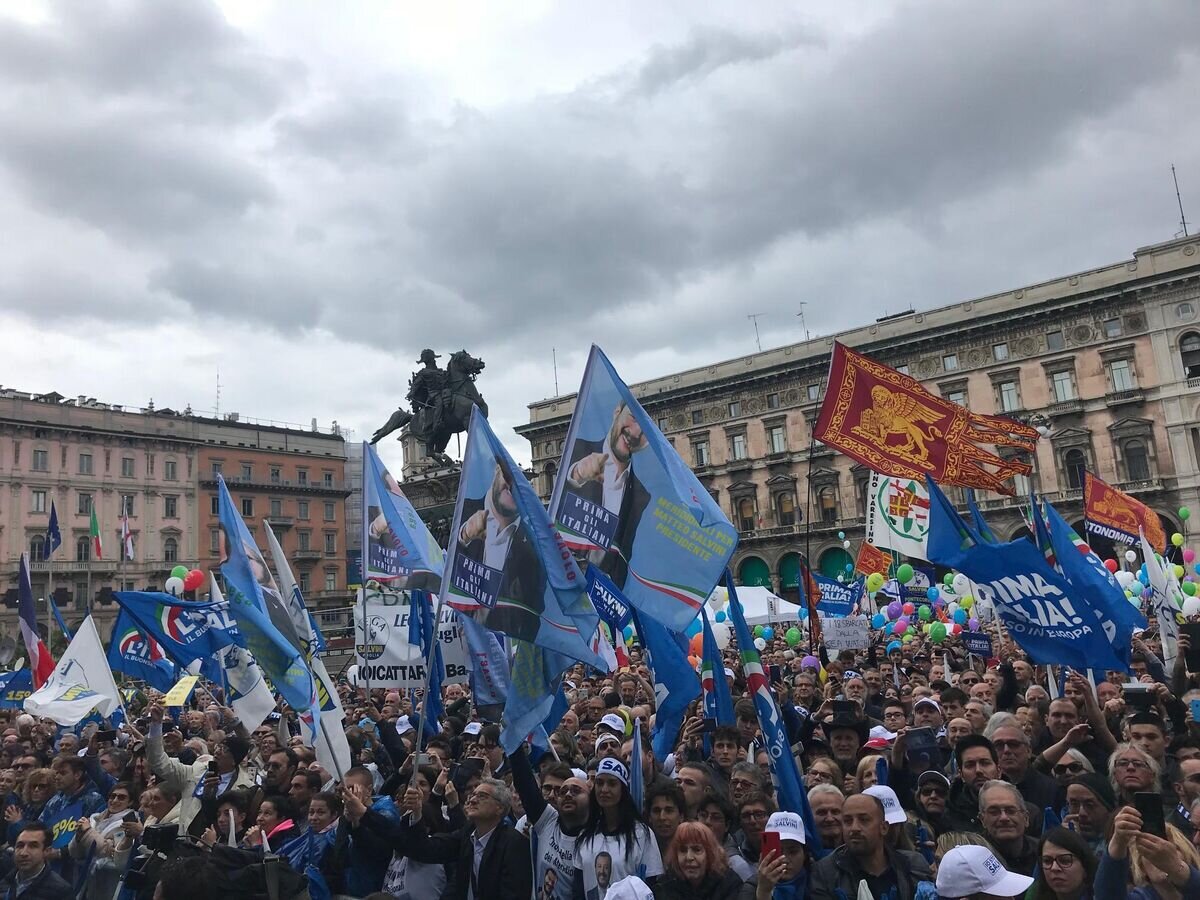 Участники и сторонники партии "Лига" во время акции протеста в Милане в Италии© РИА Новости / Александр Логунов