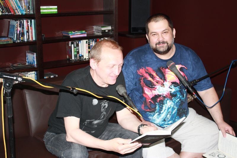 Юлий Буркин с Сергеем Лукьяненко (фото с официального сайта писателя https://burkin.rusf.ru/)