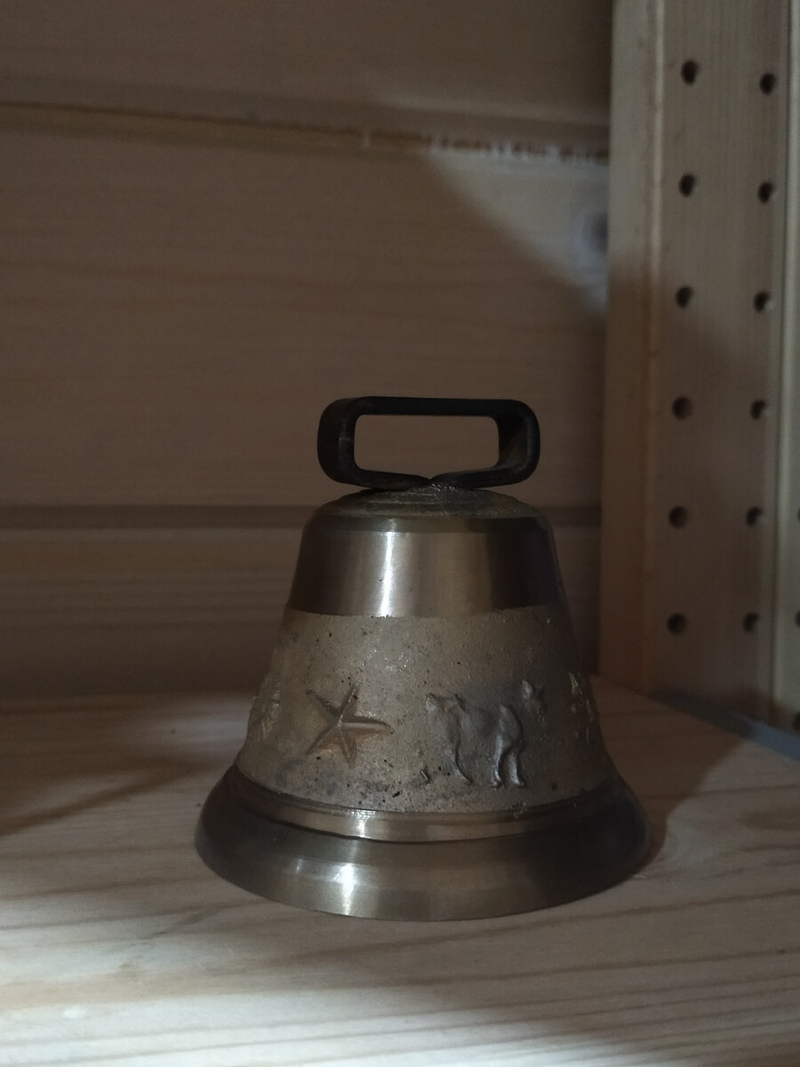 Тот самый колокольчик, будивший нас по утрам для медитации.