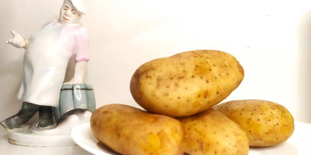 Просто объеденье, хоть и готовится из обычных продуктов: подаю даже на праздничный стол ( "деревенский салат")