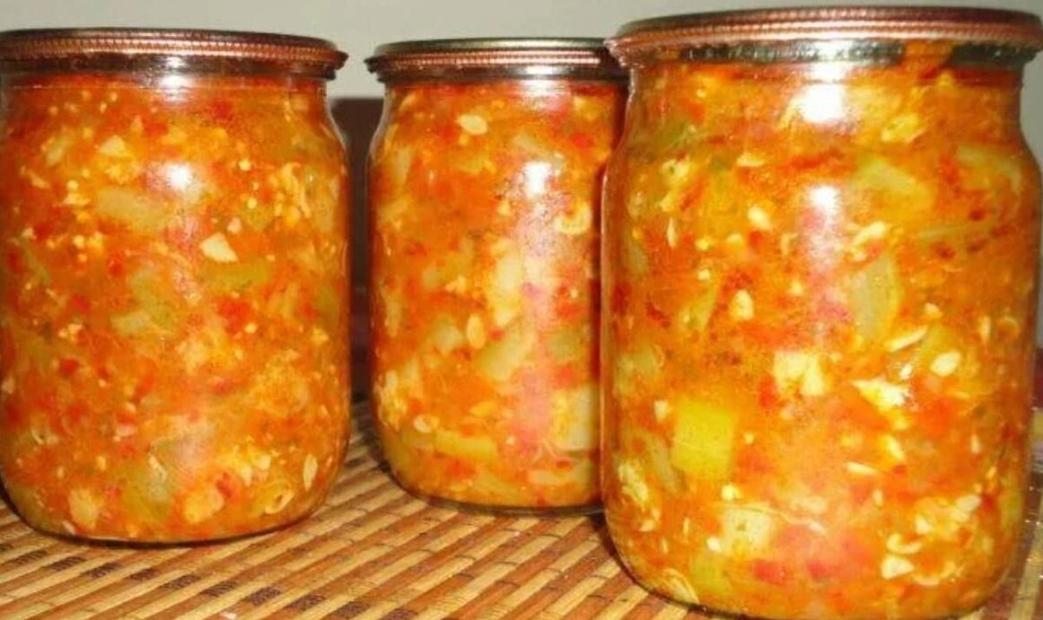 Вкусный салат с рисом на зиму рецепты. Салат Юрча из кабачков. Кабачковый салат на зиму. Закуска Юрча. Салаты из кабачков на зиму самые вкусные.